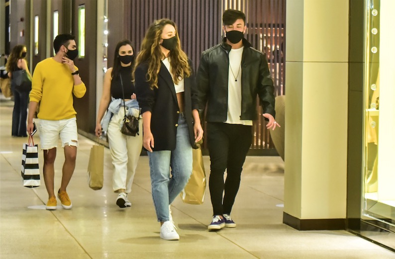 Rafa Kalimann é flagrada de mãos dadas com Daniel Caon em shopping 