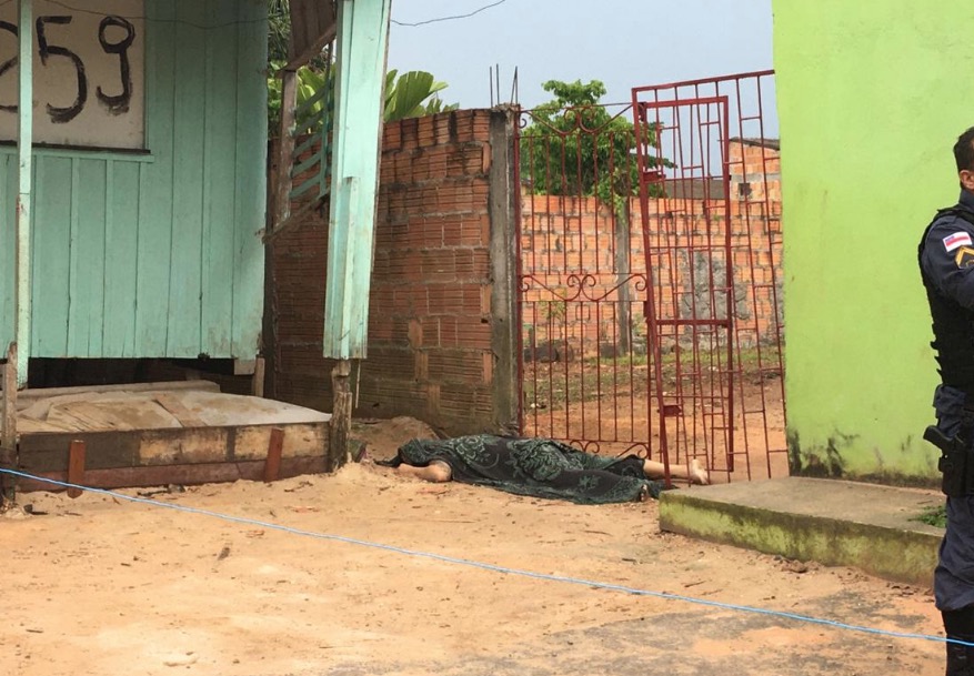 Homem é brutalmente assassinado na frente do filho de 8 anos em Manaus