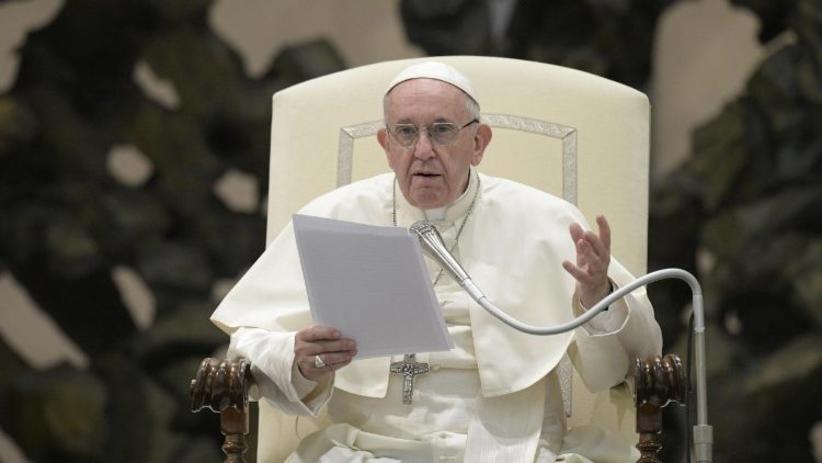 Papa Francisco doa equipamentos para tratamento da covid-19