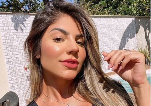 Hariany Almeida posa decotada e exibe seios turbinados após silicone