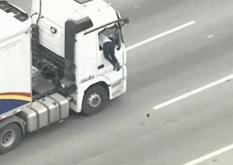 Em assalto cinematográfico bandido pula por janela de caminhão em movimento