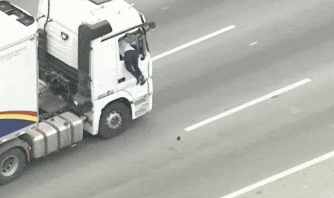 Em assalto cinematográfico bandido pula por janela de caminhão em movimento