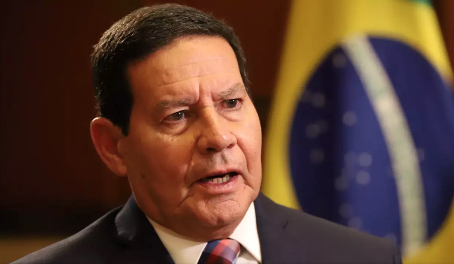Mourão diz ser contra permissão para militar receber acima do teto