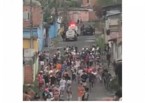 Multidão sai correndo após polícia flagrar baile funk clandestino em Manaus