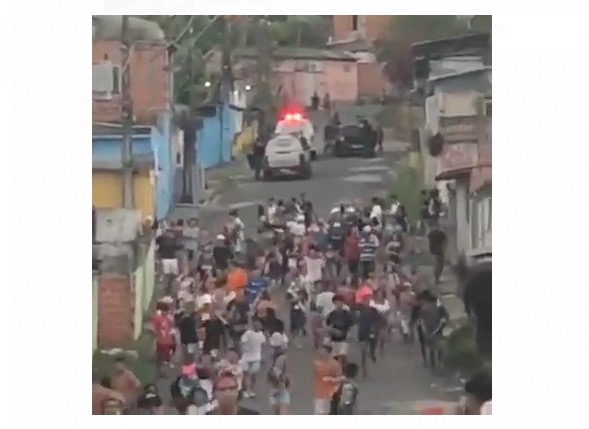 Multidão sai correndo após polícia flagrar baile funk clandestino em Manaus
