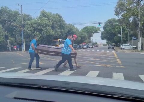 Caixão cai de carro funerário no meio de avenida em Manaus