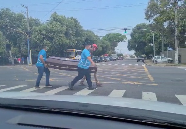 Caixão cai de carro funerário no meio de avenida em Manaus