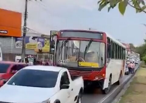 Acidente entre ônibus e carros causa engarrafamento quilométrico em Manaus