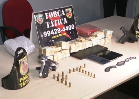 Homem é preso com mais de R$ 100 mil escondidos dentro de casa em Manaus