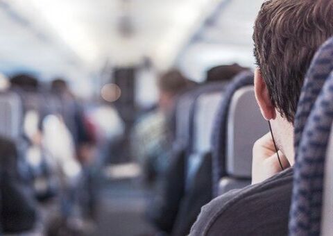 Voo termina com 16 passageiros infectados por Covid-19 e gera polêmica