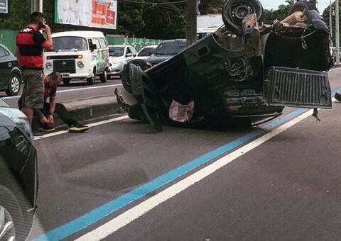 Vídeo: Carro capota e arremessa motociclista em avenida de Manaus