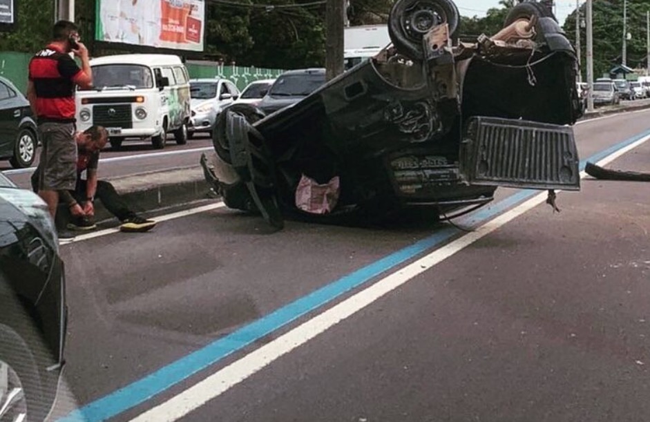 Vídeo: Carro capota e arremessa motociclista em avenida de Manaus