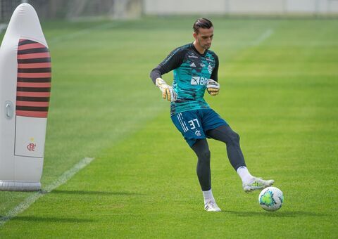 Goleiro Cesar do Flamengo testa positivo para covid-19 