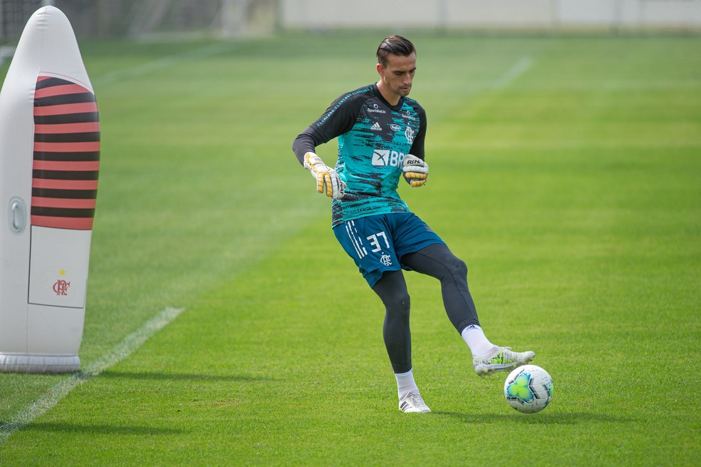 Goleiro Cesar do Flamengo testa positivo para covid-19 