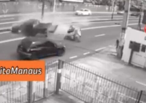 Morre motociclista arremessado em acidente na Constatino Nery, em Manaus