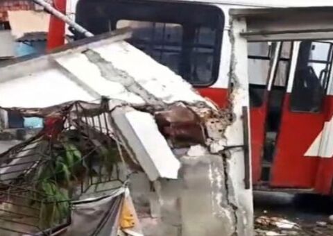Vídeo: ônibus desgovernado invade casa em Manaus