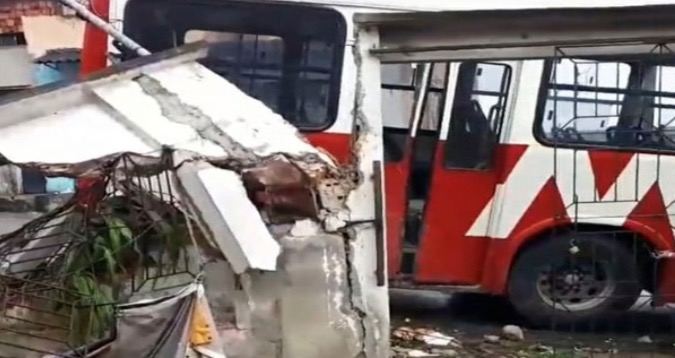 Vídeo: ônibus desgovernado invade casa em Manaus