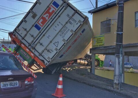 Carreta com 25 toneladas de frango tomba em rua de Manaus 