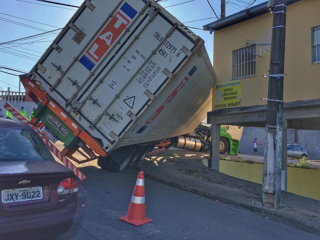 Carreta com 25 toneladas de frango tomba em rua de Manaus 