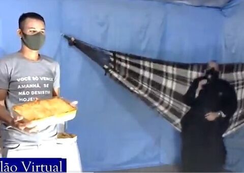 Padre faz leilão de lasanha e se balança em rede durante live; veja vídeo