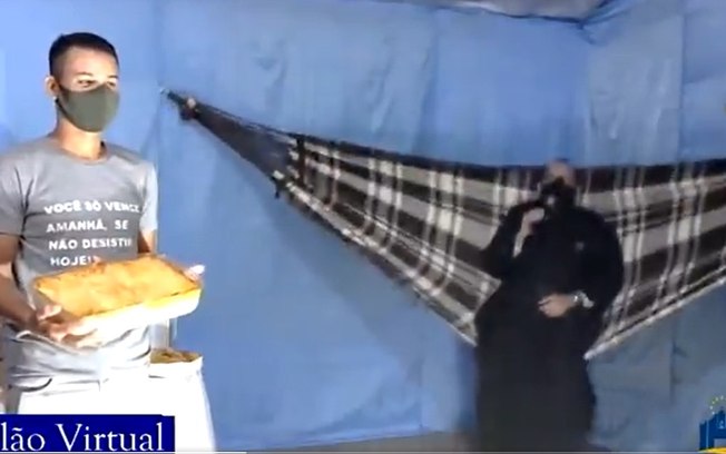 Padre faz leilão de lasanha e se balança em rede durante live; veja vídeo