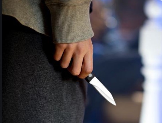 Jovem é atacado a facadas durante confusão em Manaus 