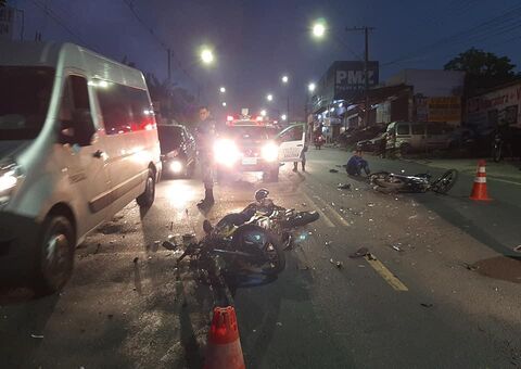 Acidente entre motocicletas deixa duas pessoas gravemente feridas em Manaus