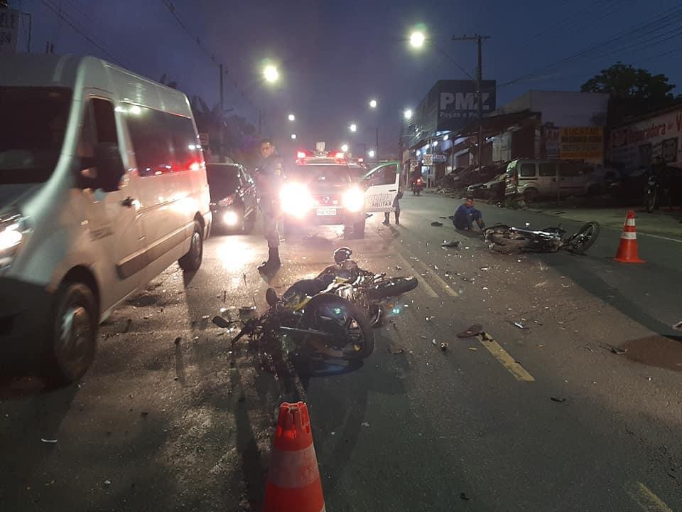 Acidente entre motocicletas deixa duas pessoas gravemente feridas em Manaus