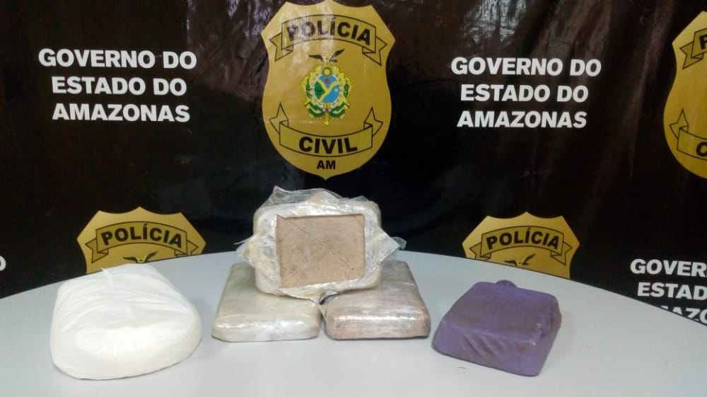 Homem é preso enquanto enterrava 5 kg de drogas em casa de Manaus