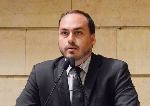 Ex-assessor de Carlos Bolsonaro sacou salário em espécie por 2 anos