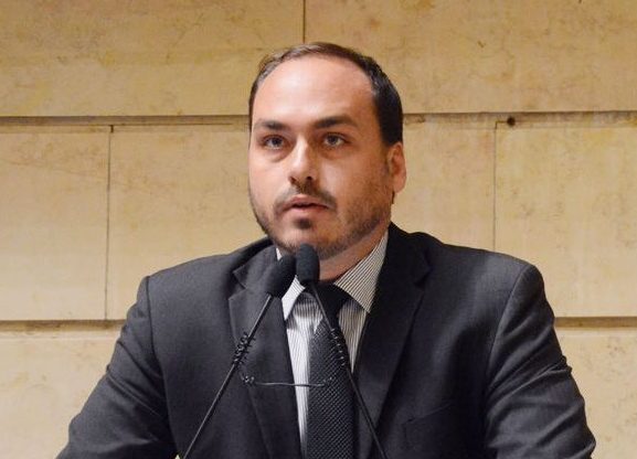 Ex-assessor de Carlos Bolsonaro sacou salário em espécie por 2 anos