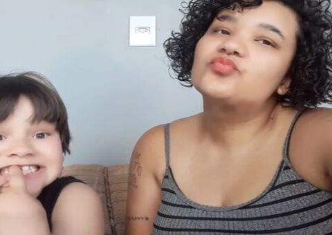 Mãe tatua frase de criança que virou meme na web: 'É verdade esse bilete'