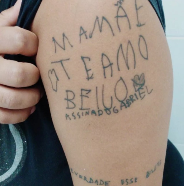Mãe tatua frase de criança que virou meme na web: 'É verdade esse bilete'