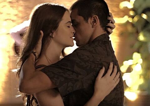 Em meio a pandemia, atores se beijam em retorno de ‘Salve-se Quem Puder’ 