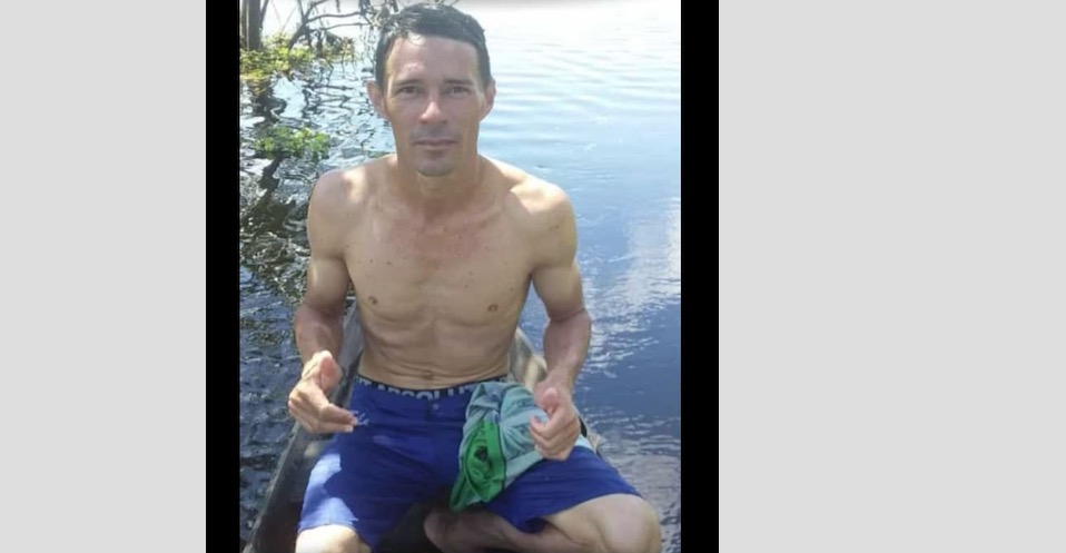 Homem que matou esposa com mais de 30 facadas se entrega na DEHS, em Manaus