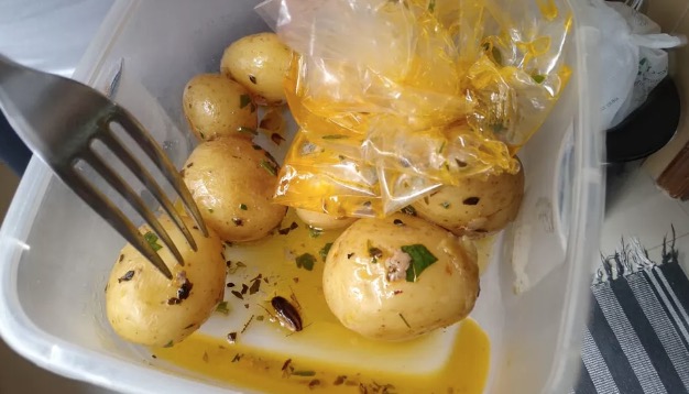 Barata ‘gratinada' é encontrada em refeição de repórter-cinematográfico