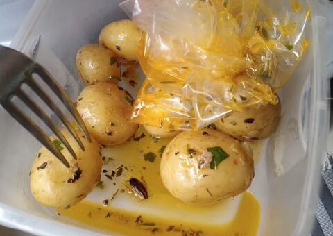 Barata ‘gratinada' é encontrada em refeição de repórter-cinematográfico