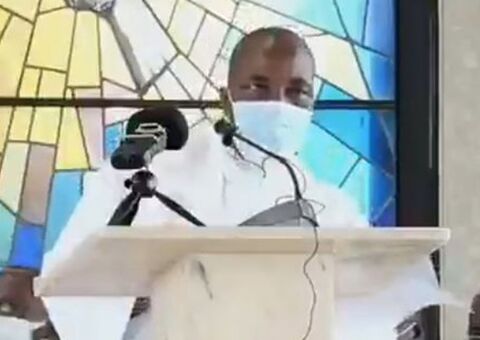 Vídeo: Após passar mal e cair em missa, padre morre de infarto