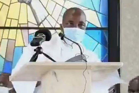 Vídeo: Após passar mal e cair em missa, padre morre de infarto