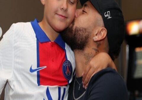 Neymar posa com o filho e se pronuncia após testar positivo para Covid-19