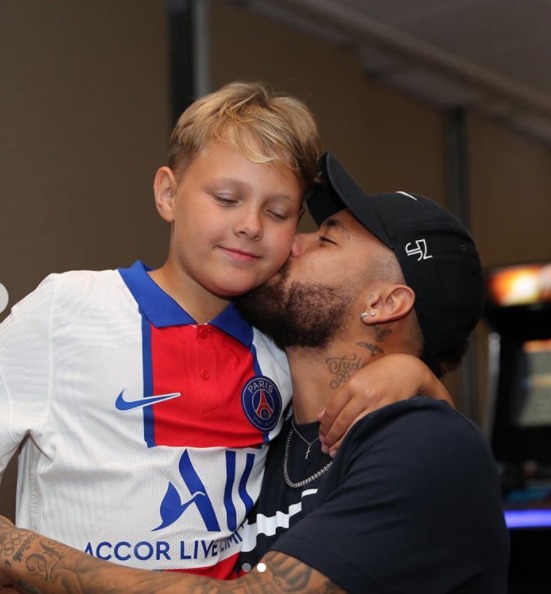Neymar posa com o filho e se pronuncia após testar positivo para Covid-19