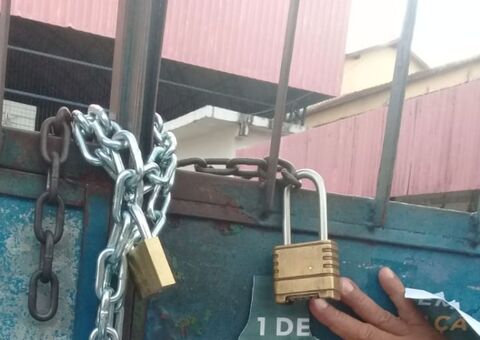 Presidente do Sinteam é flagrada colocando cadeados em escolas de Manaus