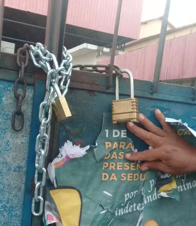 Presidente do Sinteam é flagrada colocando cadeados em escolas de Manaus