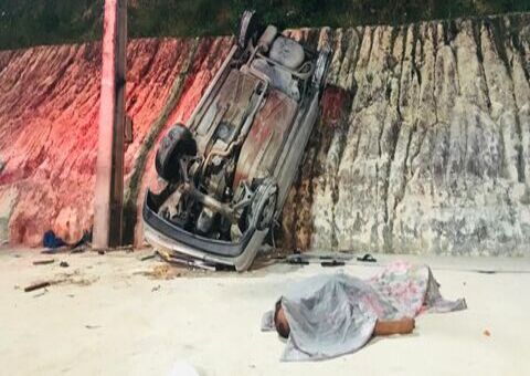 Idoso morre ao ser lançado de carro em queda de barranco em Manaus