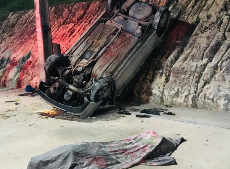 Idoso morre ao ser lançado de carro em queda de barranco em Manaus