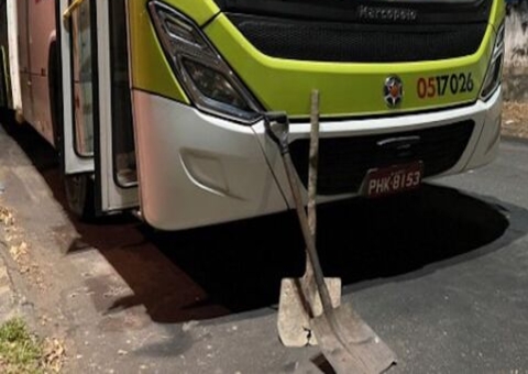 Cobrador é agredido com pá por criminosos em terminal de ônibus em Manaus
