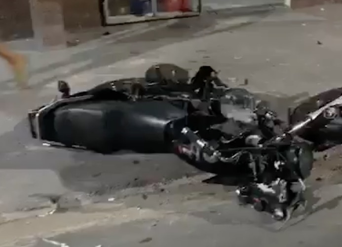 Entregador de lanches é arremessado de moto ao colidir com ônibus em Manaus