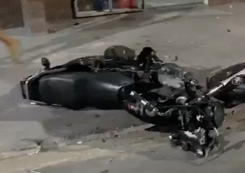 Entregador de lanches é arremessado de moto ao colidir com ônibus em Manaus