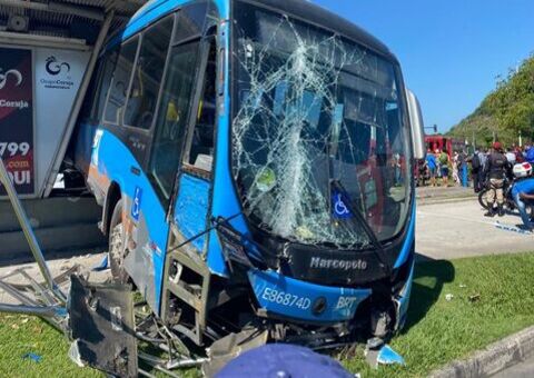 Acidente com ônibus do BRT deixa 15 feridos no Rio de Janeiro