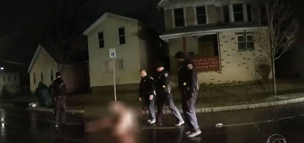 Globo exibe reportagem e deixa parte íntima de homem à mostra  